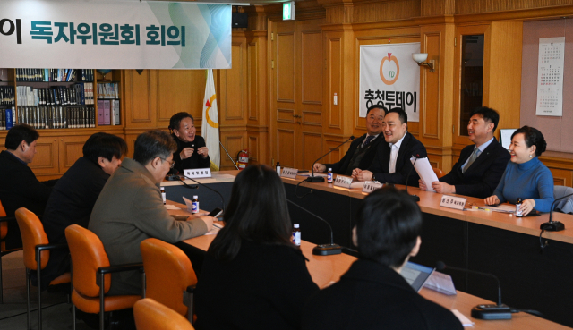 15일 본사 사옥에서 진행된 충청투데이 독자위원회 회의에서 박태건 위원장과 박신용 충청투데이 사장을 비롯한 독자위원들이 이야기를 나누고 있다. 김주형 기자 kjh2667_@cctoday.co.kr