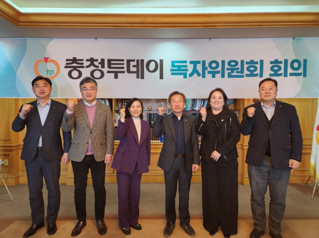 19일 본사 사옥에서 진행된 충청투데이 독자위원회 회의에서 박태건 위원장과 전홍표 충청투데이 편집국장을 비롯한 독자위원들이 기념촬영을 하고 있다. 사진=김지현 기자